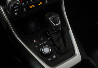 Подержанный автомобиль Toyota RAV4 2021 года (17 фото)