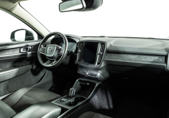 Подержанный автомобиль Volvo XC40 2019 года (9 фото)