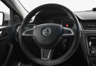 Подержанный автомобиль Skoda Rapid Liftback 2014 года (14 фото)