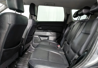 Подержанный автомобиль Mitsubishi Outlander 2017 года (12 фото)