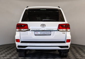 Подержанный автомобиль Toyota Land Cruiser Suv 2016 года (6 фото)