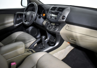 Подержанный автомобиль Toyota RAV4 2011 года (13 фото)