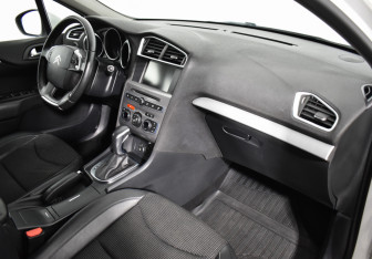 Подержанный автомобиль Citroen C4 Sedan 2016 года (10 фото)