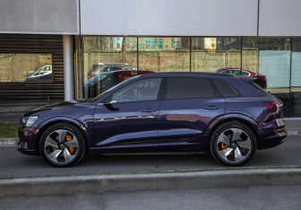 Подержанный автомобиль Audi e-tron 2021 года (8 фото)