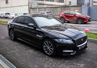 Подержанный автомобиль Jaguar XF Sedan 2017 года (3 фото)