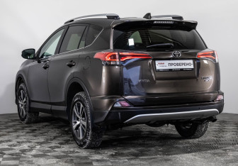 Подержанный автомобиль Toyota RAV4 2018 года (7 фото)
