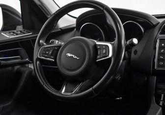 Подержанный автомобиль Jaguar F-Pace 2017 года (17 фото)