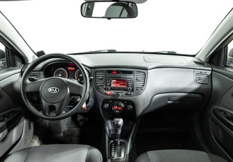 Подержанный автомобиль Kia Rio Hatchback 2011 года (13 фото)