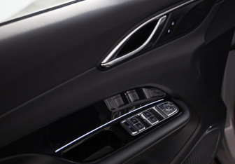 Подержанный автомобиль Hongqi HS3 2024 года (22 фото)