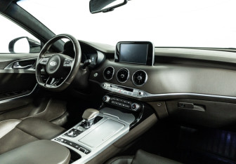 Подержанный автомобиль Kia Stinger 2018 года (9 фото)