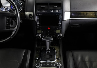 Подержанный автомобиль Volkswagen Touareg 2009 года (13 фото)