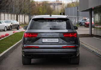 Подержанный автомобиль Audi Q7 2018 года (8 фото)