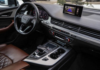Подержанный автомобиль Audi Q7 2017 года (10 фото)