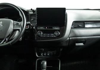 Подержанный автомобиль Mitsubishi Outlander 2018 года (14 фото)