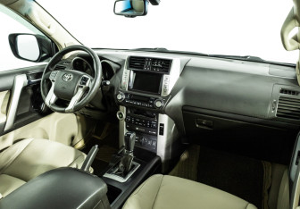 Подержанный автомобиль Toyota Land Cruiser Prado 2009 года (9 фото)