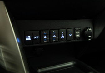 Подержанный автомобиль Toyota RAV4 2015 года (16 фото)