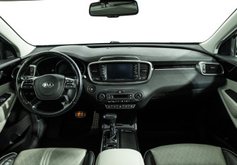 Подержанный автомобиль Kia Sorento 2018 года (13 фото)