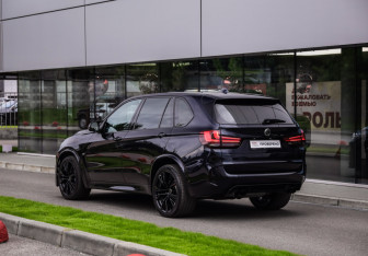 Подержанный автомобиль BMW X5 M 2016 года (8 фото)