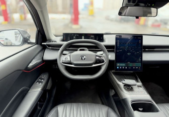 Подержанный автомобиль Changan Lamore 2023 года (13 фото)