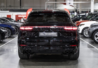 Подержанный автомобиль Porsche Cayenne 2020 года (9 фото)