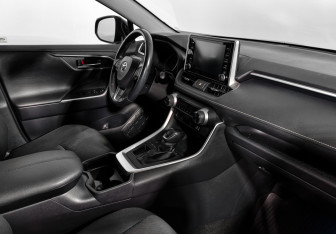 Подержанный автомобиль Toyota RAV4 2019 года (13 фото)