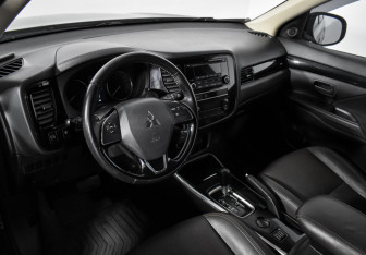 Подержанный автомобиль Mitsubishi Outlander 2019 года (9 фото)