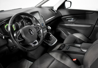 Подержанный автомобиль Renault Scenic 2017 года (9 фото)