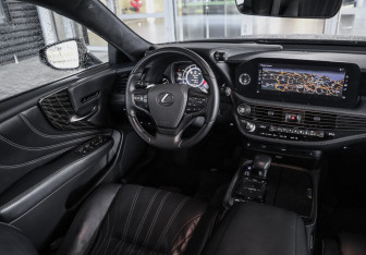 Подержанный автомобиль Lexus LS 2021 года (12 фото)