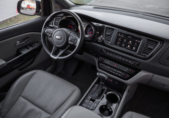 Подержанный автомобиль Kia Carnival 2020 года (9 фото)