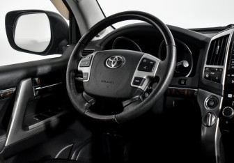 Подержанный автомобиль Toyota Land Cruiser Suv 2012 года (15 фото)