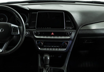 Подержанный автомобиль Hyundai Sonata 2017 года (13 фото)