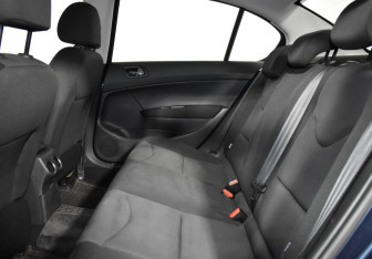 Подержанный автомобиль Peugeot 408 2013 года (11 фото)