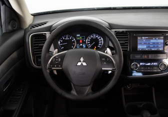 Подержанный автомобиль Mitsubishi Outlander 2013 года (10 фото)