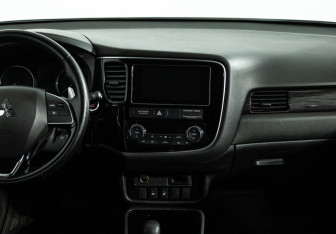 Подержанный автомобиль Mitsubishi Outlander 2018 года (14 фото)