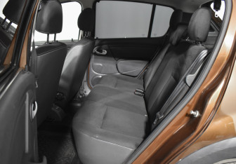 Подержанный автомобиль Renault Sandero 2013 года (11 фото)