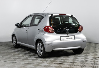 Подержанный автомобиль Toyota Aygo 2006 года (7 фото)