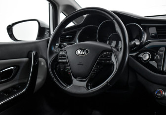 Подержанный автомобиль Kia Ceed Wagon 2017 года (14 фото)