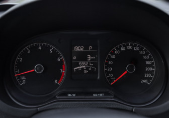 Подержанный автомобиль Volkswagen Polo Sedan 2016 года (13 фото)