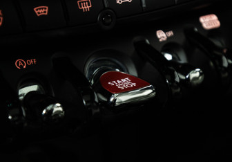 Подержанный автомобиль MINI Hatch 2021 года (18 фото)