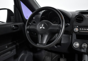 Подержанный автомобиль Mitsubishi Colt Hatchback 2007 года (13 фото)