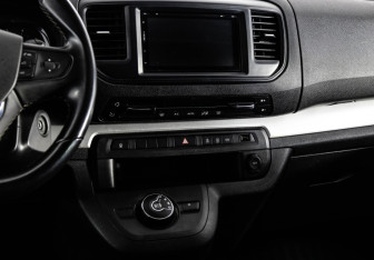 Подержанный автомобиль Peugeot Traveller 2019 года (13 фото)