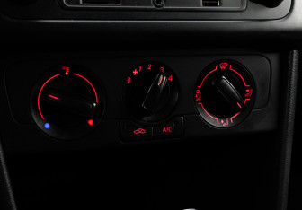 Подержанный автомобиль Volkswagen Polo Sedan 2016 года (12 фото)