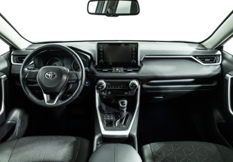 Подержанный автомобиль Toyota RAV4 2021 года (13 фото)