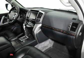 Подержанный автомобиль Toyota Land Cruiser Suv 2013 года (15 фото)