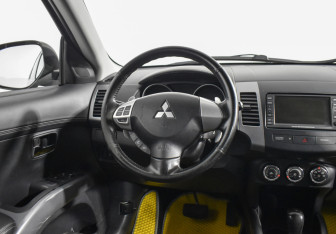 Подержанный автомобиль Mitsubishi Outlander 2011 года (15 фото)