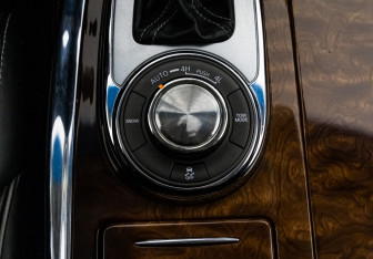 Подержанный автомобиль Infiniti QX80 2014 года (16 фото)