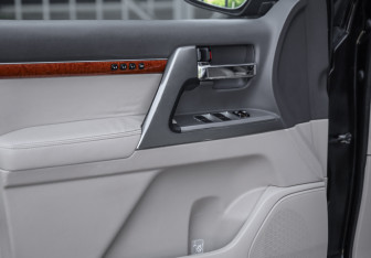 Подержанный автомобиль Toyota Land Cruiser Suv 2013 года (25 фото)