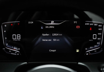 Подержанный автомобиль Hongqi H5 2024 года (13 фото)