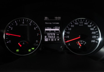 Подержанный автомобиль Nissan X-Trail 2012 года (12 фото)