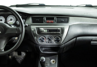 Подержанный автомобиль Mitsubishi Lancer Sedan 2009 года (14 фото)